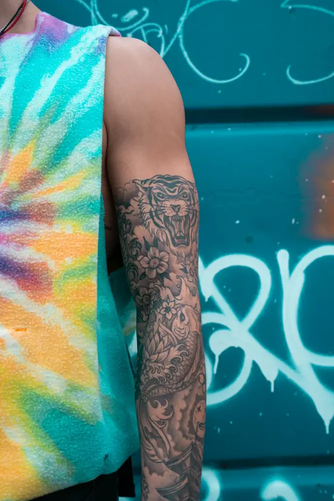 Tatuaje: Manga en gris
