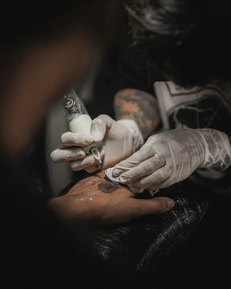 Tatuaje: Detalle en la mano